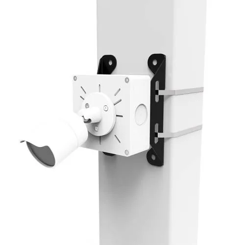 Белая коробка BOXFORCAM™ MONO на столбе на бандажной ленте, камера на адаптере к плоскости