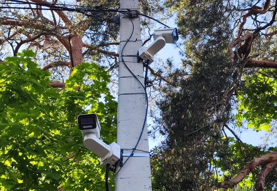 Три камеры видеонаблюдения на бетонной опоре, каждая на своей коробке BOXFORCAM™, коробки притянуты лентой