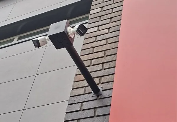 Две камеры на выносном кронштейне BOXFORCAM™, закреплённом на кирпичной стене здания