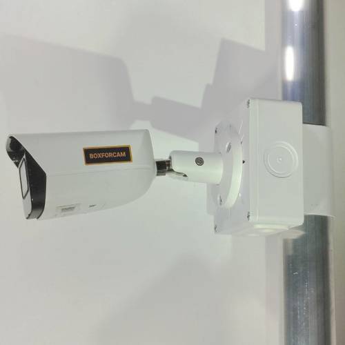 Камера BOXFORCAM™ на круглой трубе — монтаж через адаптер-отвод
