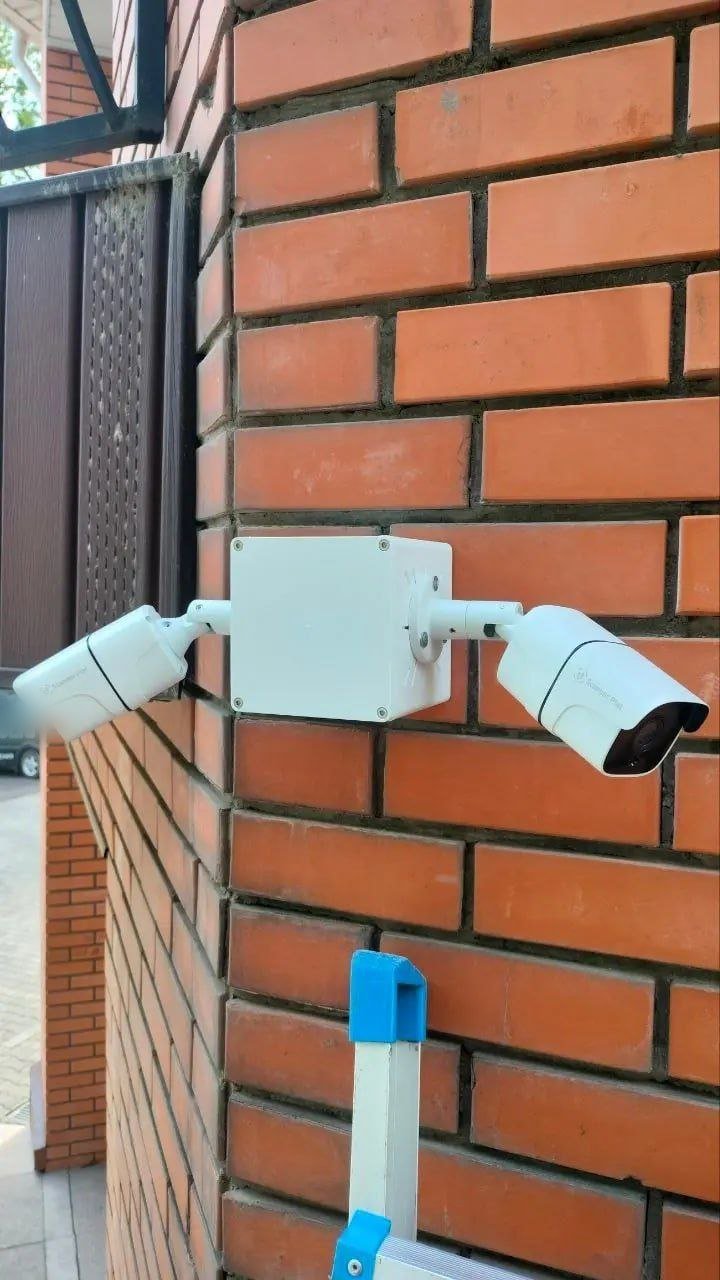 Угловой монтаж BOXFORCAM на кирпичном фасаде