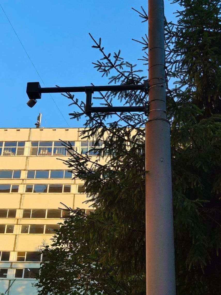 Монтаж камеры на коробке BOXFORCAM™ на деревянном фасаде, монтажные работы