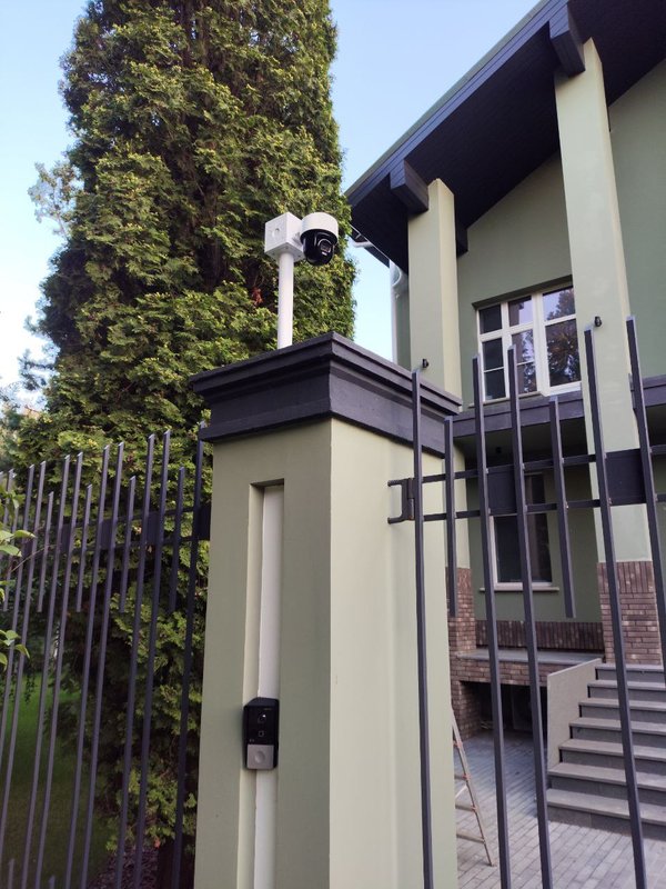 Камера на коробке BOXFORCAM™ на столбе ворот — кованый забор