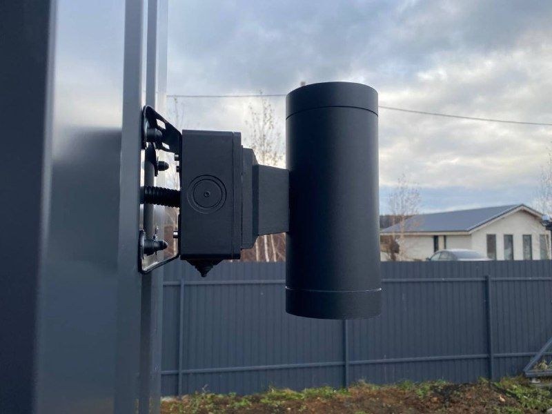 Чёрная коробка BOXFORCAM™ MONO с архитектурной подсветкой на ограждении