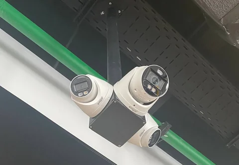 Три камеры на коробке BOXFORCAM™, закреплённой на кронштейне под перекрытием помещения