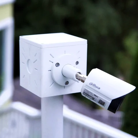 Камера на монтажной коробке BOXFORCAM™ 4K на мачте, крупный план узла