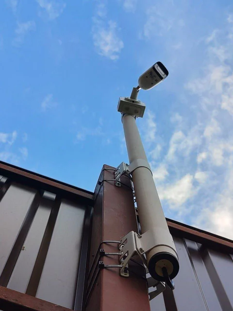 Трубостойка BOXFORCAM™ на скобах на угловом столбе забора, камера смотрит вдоль ограждения