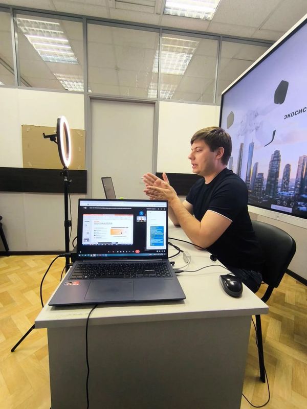 Ведущий открытого урока BOXFORCAM™ в студии ТД «Торус», 3 сентября