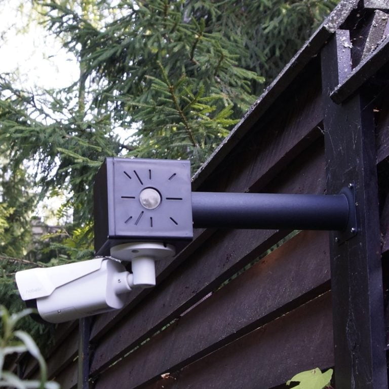 Вынос камеры от забора на кронштейне BOXFORCAM™.