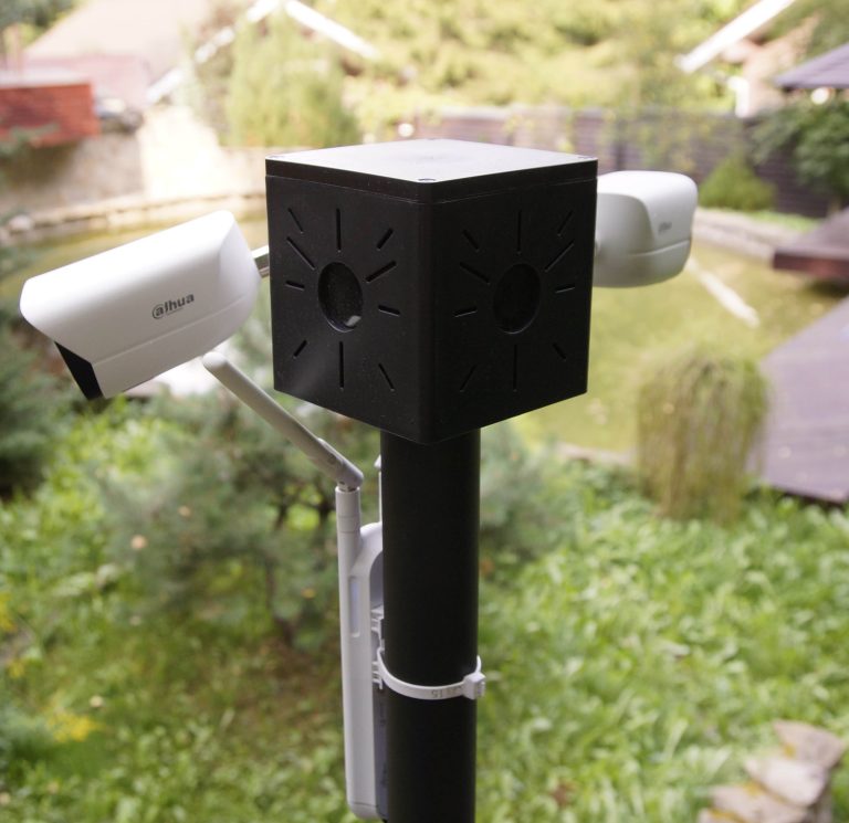 Две камеры и уличная точка доступа Wi-Fi на коробке BOXFORCAM™ на мачте BOXFORCAM™.