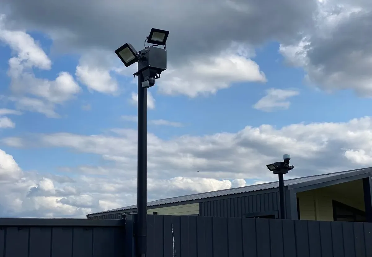 Две мачты по периметру объекта: монтажные коробки BOXFORCAM™ с камерами и прожекторами