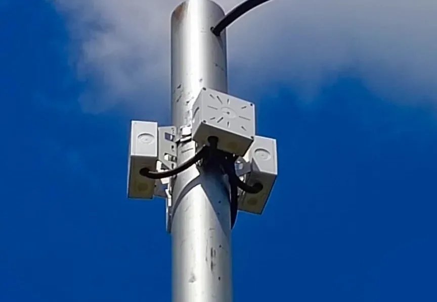 Три монтажные коробки BOXFORCAM™ на круглой опоре — кадр с объекта, фасад видеоролика